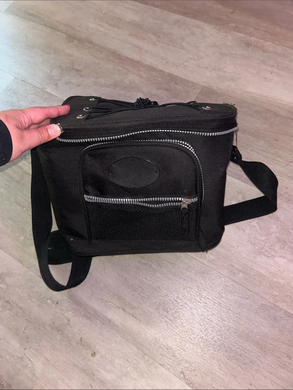 Insulated lunch bag with crossbody strap